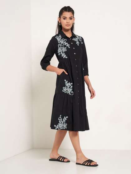AKKRITI BY PANTALOONS Women Floral Embroidered Man